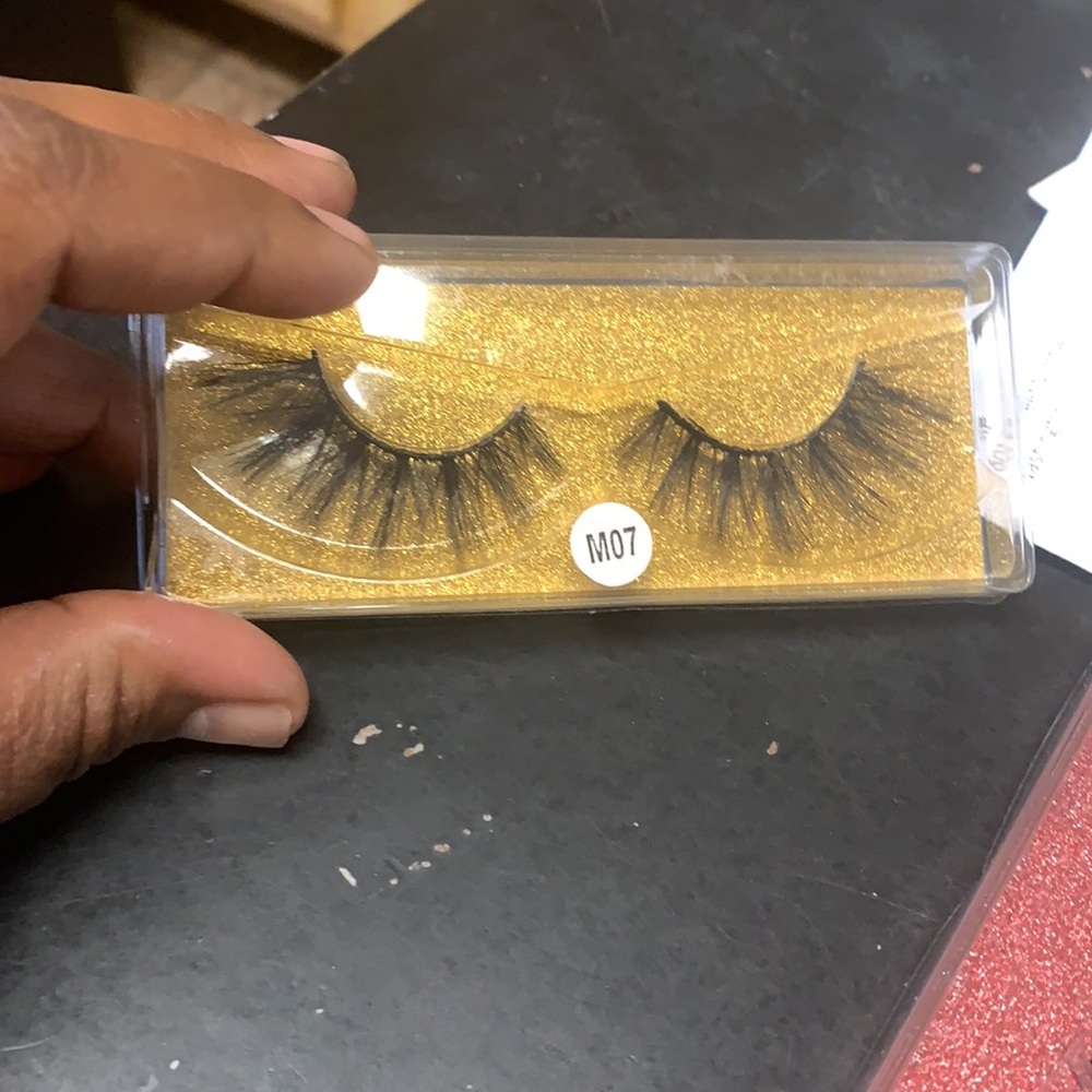 Lashes - Picture 16 of 17